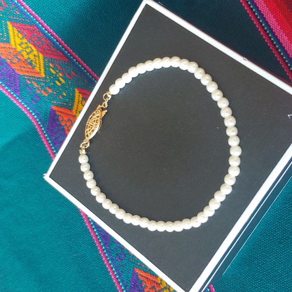 Vintage Petite Faux Pearl Women's Bracelet, 7.5 inches, White/Gold-tone - Picture 10 of 10